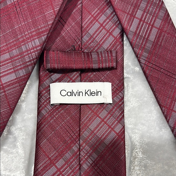 Calvin Klein Red Slim-Cut Tie with Diamond Pattern - Picture 2 of 4